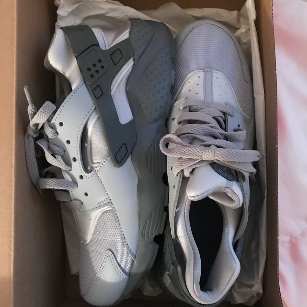 Nike Huarache Size 8 in women = Youth 6.5
